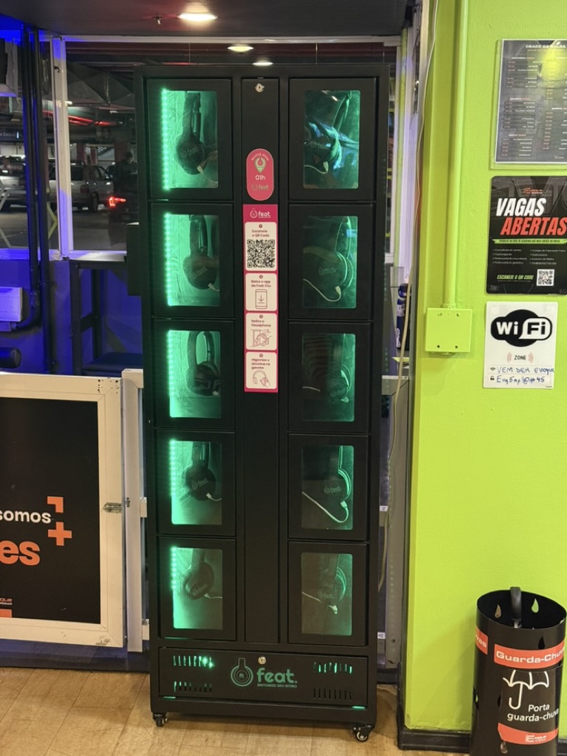 Estação Feat com headphones carregados