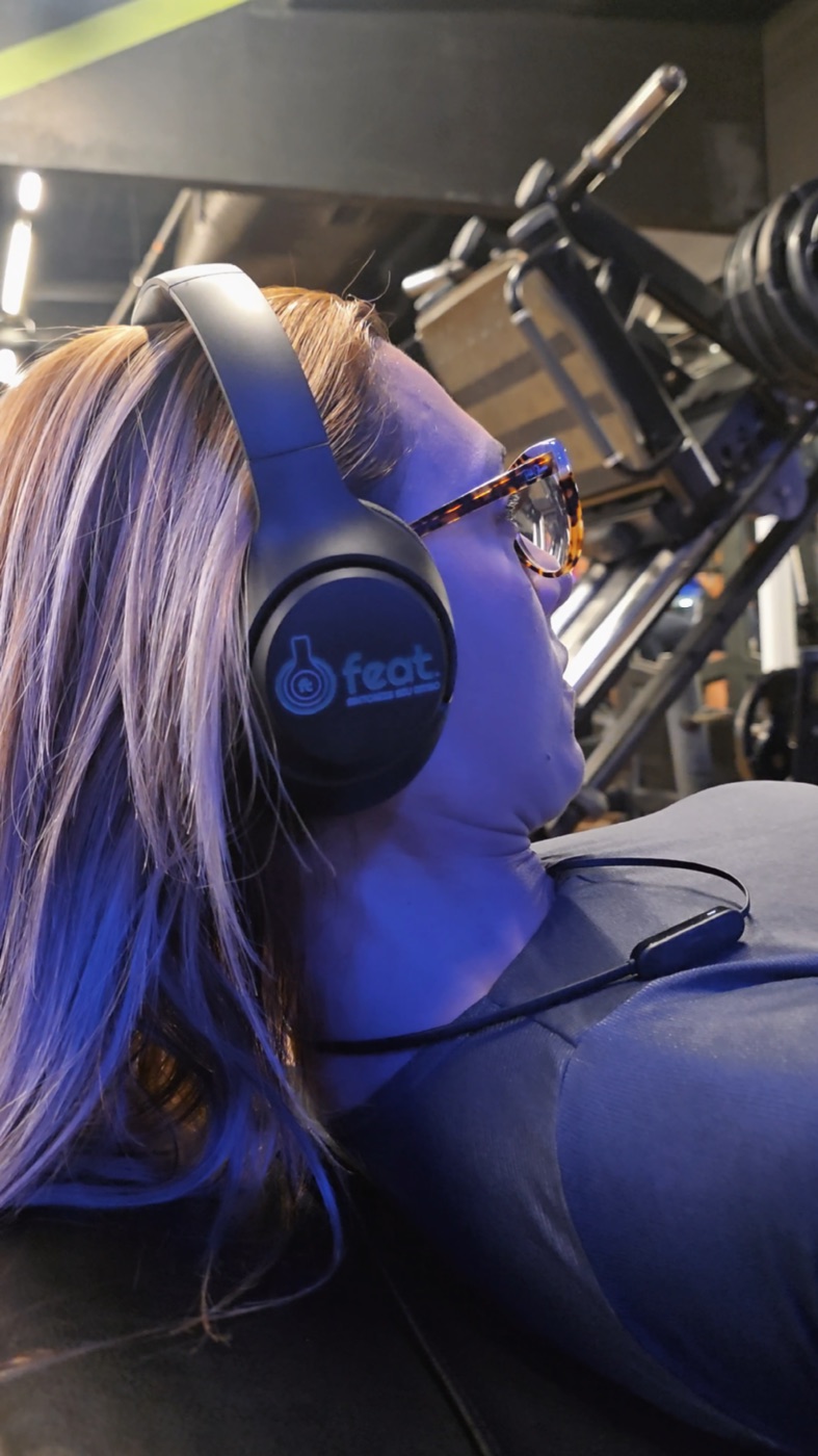 Pessoa treinando com o headphone Feat